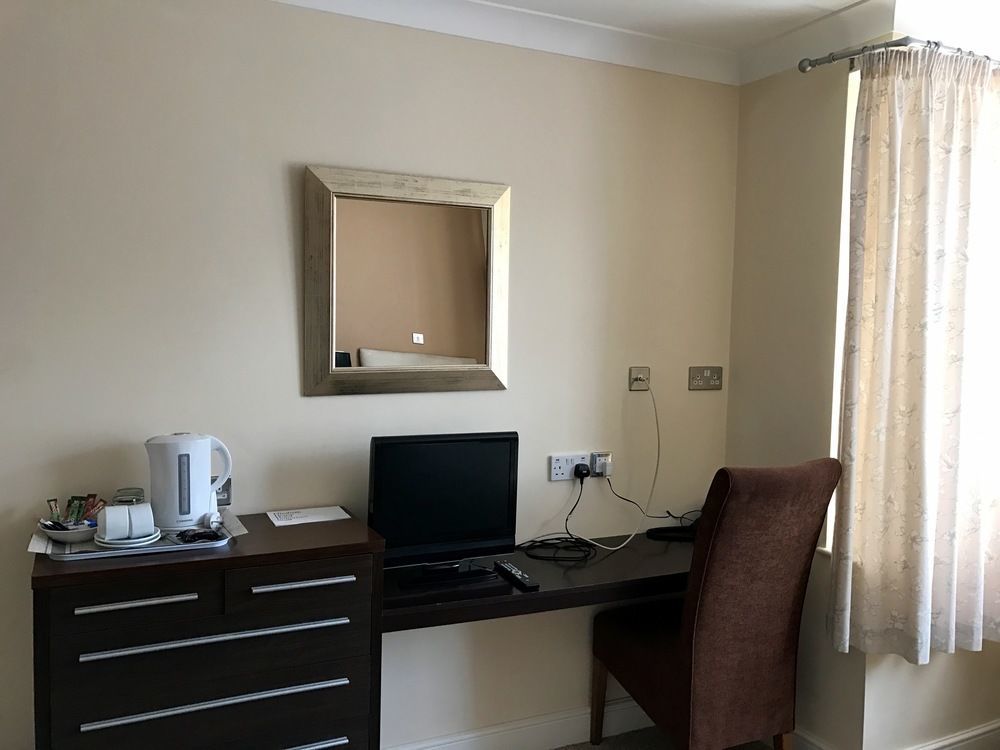 Elizabeth House Hotel Bracknell Bagian luar foto