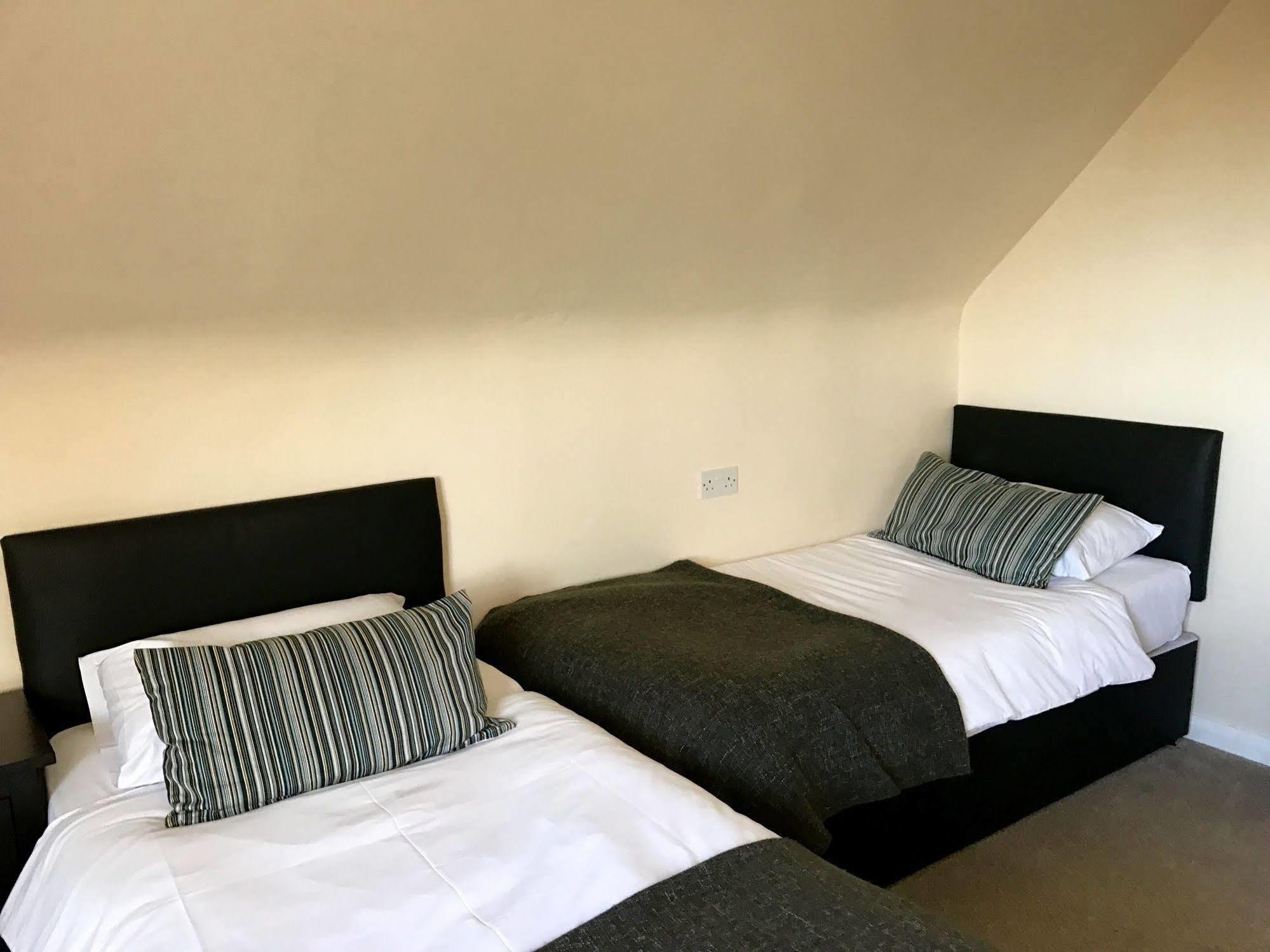 Elizabeth House Hotel Bracknell Bagian luar foto