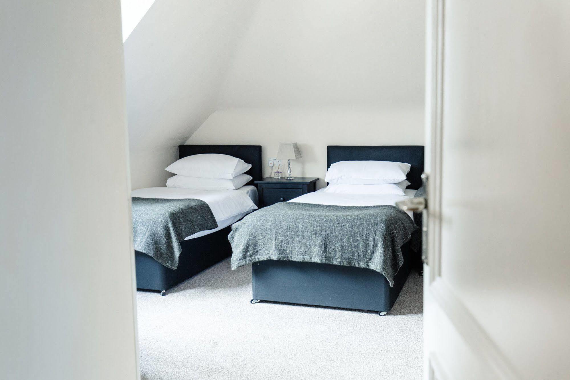 Elizabeth House Hotel Bracknell Bagian luar foto