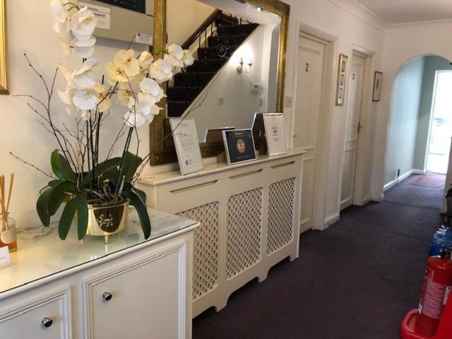 Elizabeth House Hotel Bracknell Bagian luar foto